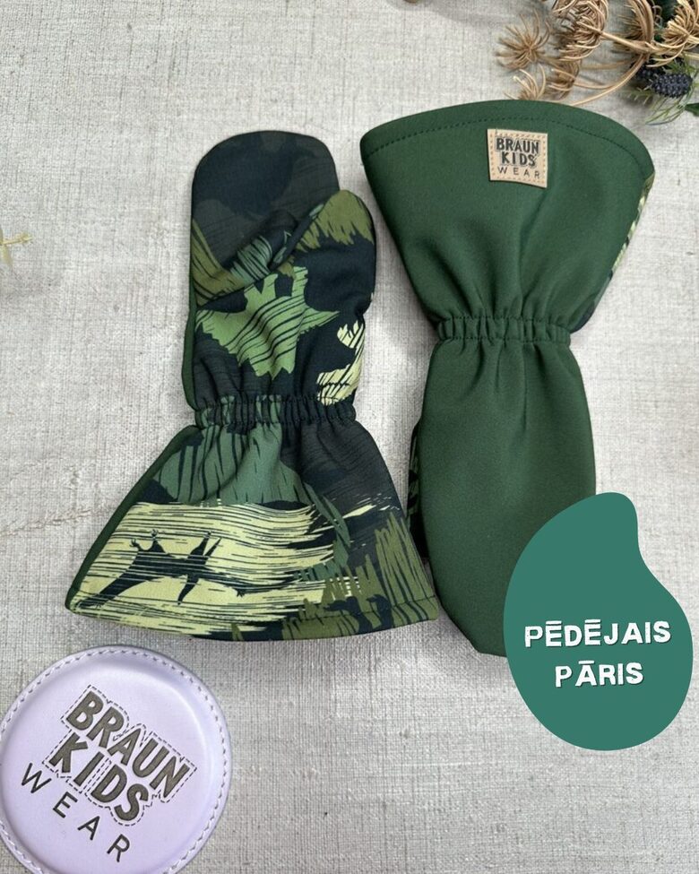 Starpsezonas softshell cimdi  - Tumši zaļi ar kamuflāžu dinozauru tematikā Nr. 202 